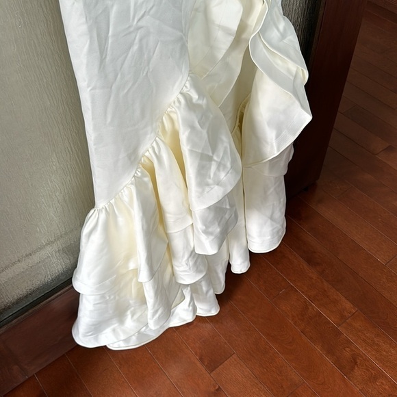 Revolve Bronx and Banco Paros Gown in White
size 4-6 NWT - Picture 10 of 17